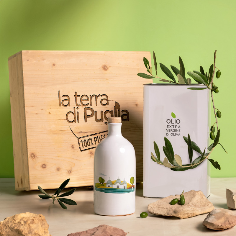 Wooden box with terracotta jar and 3 liters of extravirgin olive oil